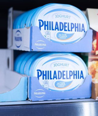Görüntü, marka kalitesi ve süt ürünleri seçenekleri sunan bir Philadelphia yoğurt küvetini ön plana çıkarıyor. - FRANKFURT, Almanya - 21 Mart 2025
