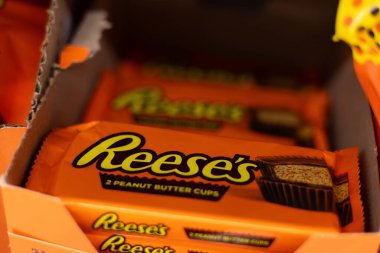Reese 'in Fıstık Ezmesi Bardakları ikonik turuncu paketlerinde sergileniyor, her zaman lezzetli bir ziyafetin tadını çıkarmaya hazırlar. - FRANKFURT, Almanya - 21 Mart 2025