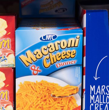 Makarna ve peynir yemek kutusu belirgin bir şekilde sergilendi, konforlu gıda paketleme tasarımlarına geçmişe dönük bir bakış sunuyor. - FRANKFURT, Almanya - 21 Mart 2025