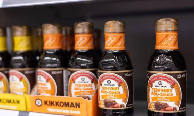 İki şişe Kikkoman 's teriyaki barbekü sosu, ızgara meraklıları için mükemmel bir füzyon, bir mağaza rafında güzelce sergileniyor. - FRANKFURT, Almanya - 21 Mart 2025