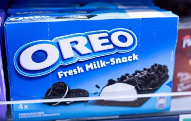 Bu resim, çekici ambalajını ve dünya çapında sevilen klasik lezzetini gösteren bir kutu Oreo Fresh Milk Snacks içeriyor. - FRANKFURT, Almanya - 21 Mart 2025