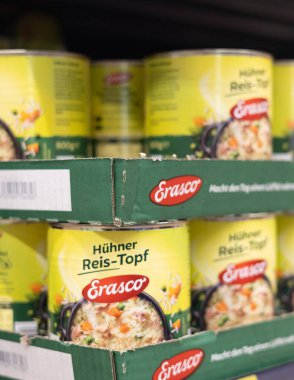 Erasco 'nun Huehner Reis-Topf konserve yiyeceği, hazır ve hazır bir tavuk ve pirinç yemeği sunuyor, hızlı yemek için ideal. - FRANKFURT, Almanya - 21 Mart 2025
