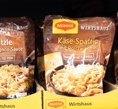 Maggi 's Kaese-Spaetzle kızarmış soğanla birlikte çabuk hazırlanan ve lezzet ve gelenek açısından zengin rahatlatıcı bir yemek sunuyor. - FRANKFURT, Almanya - 21 Mart 2025