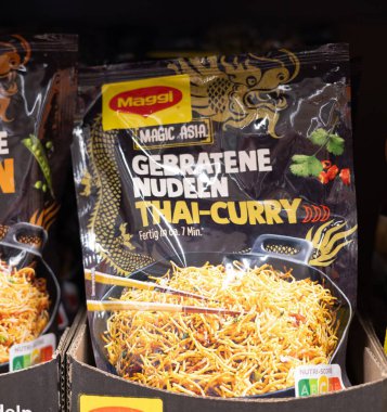 Maggi 's Thai Curry Gerraetene Nudeln, Tayland mutfağının özünü yakalayan hızlı ve lezzetli bir şehriye yemeği sunar. - FRANKFURT, Almanya - 21 Mart 2025