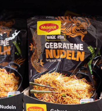 Bu resimde ördek aromalı kızarmış şehriye paketi var. Canlı markalar sergiliyor ve büyüleyici görüntüler sergiliyor. - FRANKFURT, Almanya - 21 Mart 2025