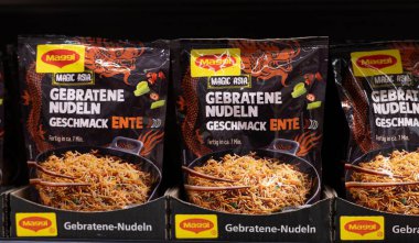 Bu resimde ördek aromalı kızarmış şehriye paketi var. Canlı markalar sergiliyor ve büyüleyici görüntüler sergiliyor. - FRANKFURT, Almanya - 21 Mart 2025