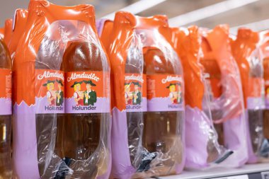 Bu resim, Almdudler Elderflower 'ın sunduğu içki şişeleri, büyüleyici bir klasik tasarım ve parlak renklerle sunuluyor. - FRANKFURT, Almanya - 21 Mart 2025