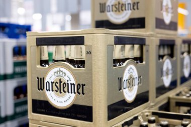 Markanın saygın mirasını ve kaliteli biraya olan bağlılığını temsil eden zarif bir Warsteiner birası. - FRANKFURT, Almanya - 21 Mart 2025