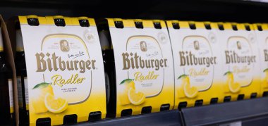 Perakende satış ortamında canlı markalarını ve ferahlatıcı limonlarını sergileyen Bitburger Radler kutularının cazip bir gösterisi. - FRANKFURT, Almanya - 21 Mart 2025