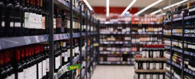 Engin bir mağaza koridorunda çeşitli marka ve tiplerin sergilendiği raflarda düzenli bir şarap şişesi seçimi. - FRANKFURT, Almanya - 21 Mart 2025