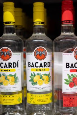 Canlı bir Bacardi aromalı rom gösterisi çeşitli tatlar ve şık bir tasarım sunuyor, kokteyller ve partiler için mükemmel. - FRANKFURT, Almanya - 21 Mart 2025