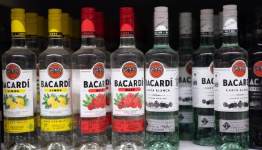 Canlı bir Bacardi aromalı rom gösterisi çeşitli tatlar ve şık bir tasarım sunuyor, kokteyller ve partiler için mükemmel. - FRANKFURT, Almanya - 21 Mart 2025