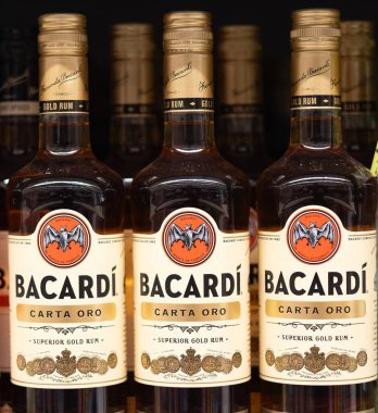 Bacardi 's Carta Oro altın romunun çarpıcı bir gösterisi, zengin rengini ve lüks tasarımını vurguluyor, yudumlamak ve kokteyller için mükemmel. - FRANKFURT, Almanya - 21 Mart 2025