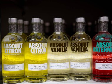 Absolut Karpuz aromalı votka şişelerinin canlı bir gösterisi eşsiz tasarımlarını ve çarpıcı renklerini gözler önüne seriyor. - FRANKFURT, Almanya - 21 Mart 2025