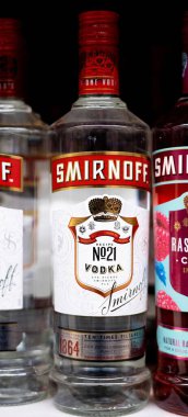 Smirnoff votka şişelerinin çarpıcı bir düzenlemesi, markaların ayırt edici ambalajlarını vurguluyor ve kokteyl meraklılarına hitap ediyor. - FRANKFURT, Almanya - 21 Mart 2025