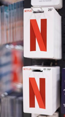 Netflix hediye kartlarında aboneliklere kolay erişim için fiyat kategorileri içeren göz alıcı bir düzenleme. - FRANKFURT, Almanya - 21 Mart 2025