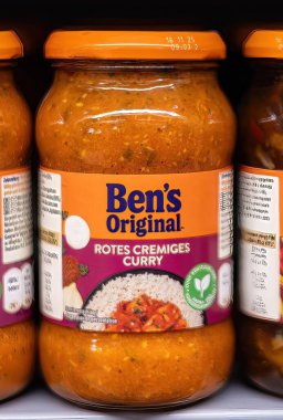 Ben 'in orijinal köri sosu kavanozuna yakın çekim. Lezzetli yemekler hazırlamanın hızlı ve basit bir yolunu vaadeden bir ürün. Herhangi bir yemeğin tadını zahmetsizce arttırıyor. - FRANKFURT, Almanya - 21 Mart 2025