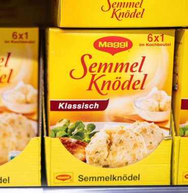 Maggi Semmel Knoedel, çeşitli yemekler ve kültürel mutfaklar için ideal geleneksel ekmek köftelerini karıştırdı. - FRANKFURT, Almanya - 21 Mart 2025