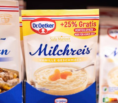 Dr. Oetker 'ın tatlı paketini farklı bir açıdan görmek, hem nostaljik hem de rahatlatıcı tatlı aşermeleri için mükemmel tatlı ve kremalı bir ziyafeti temsil ediyor. - FRANKFURT, Almanya - 21 Mart 2025
