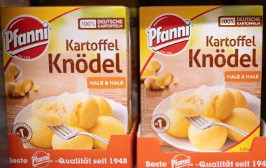 Pfranni 'nin patates köfteleri bu resimde zarif bir şekilde sunuluyor, rahatlatıcı yemek ve Alman mutfağının özünü yakalıyor. - FRANKFURT, Almanya - 21 Mart 2025