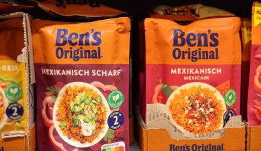 Bu resimde Ben 'in orijinal Meksika pirinç ambalajı, canlı tasarımı ve Meksika mutfağının baştan çıkarıcı lezzetleri yer almaktadır. - FRANKFURT, Almanya - 21 Mart 2025