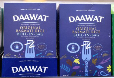 Bu resim Daawat 'ın orijinal Basmati Rice Haşlama Torbası' nı ön plana çıkarıyor ve modern ambalajını ve yemek pişirme kolaylığını gözler önüne seriyor. - FRANKFURT, Almanya - 21 Mart 2025