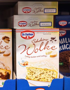Dr. Oetker 'ın kek karışımlarının düzenli bir şekilde sergilenmesi ve uygun pişirme için tasarlanmış Schokino Wolke tatları. - FRANKFURT, Almanya - 21 Mart 2025