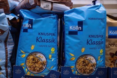 Görüntü, Koelln Knusper Klassik Hafer-Müsli ambalajının gevrek dokusunu ve çekici tasarımını vurguluyor. - FRANKFURT, Almanya - 21 Mart 2025