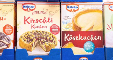 Dr. Oetker 'ın kek karışımlarından çekici bir seçim ev yapımı meraklıları ve aşçılık maceraları için enfes tatlar sergiliyor. - FRANKFURT, Almanya - 21 Mart 2025