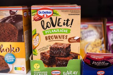 Canlı bir kutu Dr. Oetker bitkisel browni vejetaryen meraklıları ve fırıncılar için enfes bir tatlı seçeneği sunuyor. - FRANKFURT, Almanya - 21 Mart 2025