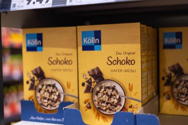 Bu Koelln Das Original Schoko Hafer-Müsli resmi kahvaltıda zengin çikolata aromasını vurgulayan ikonik ambalajı içerir. - FRANKFURT, Almanya - 21 Mart 2025