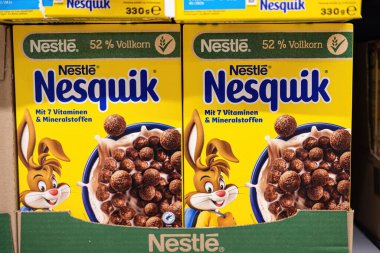 Bu resimde Nestle Nesquik mısır gevreği dolu canlı bir kutu yer alıyor, çocuklar ve kahvaltı meraklılarına hitap eden bir maskot ile eğlenceli tasarımını vurguluyor. - FRANKFURT, Almanya - 21 Mart 2025