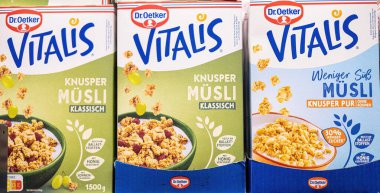Bu resimde Dr. Oetker Vitalis klasik müsli kutuları düzenli bir şekilde sergilenerek tüketiciler için cazip sunumları ve sağlıklı kahvaltı seçenekleri vurgulanıyor. - FRANKFURT, Almanya - 21 Mart 2025