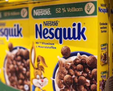 Bu resimde Nestle Nesquik mısır gevreği dolu canlı bir kutu yer alıyor, çocuklar ve kahvaltı meraklılarına hitap eden bir maskot ile eğlenceli tasarımını vurguluyor. - FRANKFURT, Almanya - 21 Mart 2025