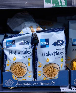 Görsel olarak çekici bir paket Koelln Haferfleks, kahvaltıda ya da hafif atıştırmalık olarak mükemmel bir yulaf ezmesi sergiliyor. - FRANKFURT, Almanya - 21 Mart 2025