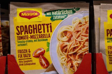 Maggi Spagetti Domates-Mozzarella paketinde makarna severler için kremalı domates sosu için kolay bir yemek çözeltisi vurgulanıyor. - FRANKFURT, Almanya - 21 Mart 2025