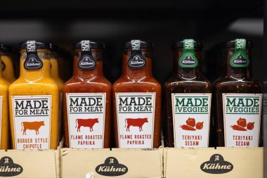 Et severler için tasarlanmış Kuehne yapımı barbekü sosu şişeleri koleksiyonu mevcut eşsiz lezzet kombinasyonlarını vurguluyor. - FRANKFURT, Almanya - 21 Mart 2025