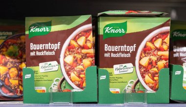 Knorr Bauernpotf yemek paketleri, doyurucu malzemeler ve uygun bir tasarım, evde kolay hazırlanmak için mükemmel. - FRANKFURT, Almanya - 21 Mart 2025