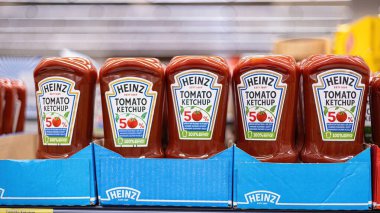 Heinz Domates Ketçapı 'nın çekici bir gösterisi, markanın ünlü ambalajını ve zengin rengini vurguluyor, her mutfak ve baharat koleksiyonu için mükemmel. - FRANKFURT, Almanya - 21 Mart 2025