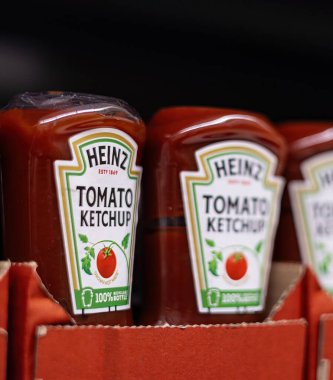 Heinz Domates Ketçapı 'nın çekici bir gösterisi, markanın ünlü ambalajını ve zengin rengini vurguluyor, her mutfak ve baharat koleksiyonu için mükemmel. - FRANKFURT, Almanya - 21 Mart 2025