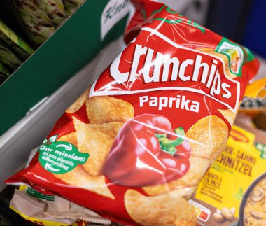 Bir mağaza rafında belirgin bir şekilde sergilenen Crunchips Paprika aromalı abur cubur paketini gösteren canlı bir resim. - FRANKFURT, Almanya - 21 Mart 2025