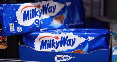 Çikolata severler ve tatlı düşkünleri için cazip bir samanyolu çikolatası gösterisi. - FRANKFURT, Almanya - 21 Mart 2025