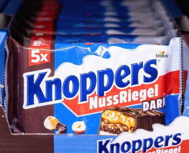 Knoppers Nut Riegel çikolatalarının çekici ve modern ambalaj tasarımlarının yanı sıra zengin çikolata ve fındık aromasını vurgulayan davetkar bir gösterisi. - FRANKFURT, Almanya - 21 Mart 2025