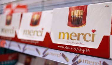 Satışa çıkarılmış zarif bir Merci çikolata kutusu. Lüks çikolata deneyimi için mükemmel. - FRANKFURT, Almanya - 21 Mart 2025