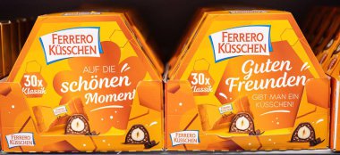 Ferrero Kuesschen 'in klasik çikolata kutularının sunumunda hediye vermek ya da kişisel zevk almak için mükemmel bir tasarım sergileniyor. - FRANKFURT, Almanya - 21 Mart 2025