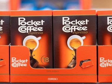 Kahve meraklıları için mükemmel bir Pocket Coffee espresso paketi, enerji ve hoşgörüyü destekleyen zengin tasarım elementleri içeriyor. - FRANKFURT, Almanya - 21 Mart 2025