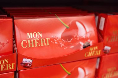 Çok güzel sunulmuş Mon Cheri çikolata hediye kutusu, canlı tasarımı özel kutlamalar için mükemmel. - FRANKFURT, Almanya - 21 Mart 2025