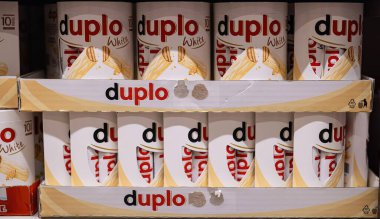 Düzenlenmiş bir yığın Duplo beyaz ambalajı içindeki lezzetli gofretleri sergiliyor, tatlı bir aperatif için mükemmel. - FRANKFURT, Almanya - 21 Mart 2025