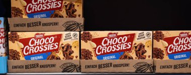 Premium Nestle Choco Crossies kutusu, lezzetli ve dokuları bir araya getiren kıtır kıtır bir çikolata kutusu. - FRANKFURT, Almanya - 21 Mart 2025