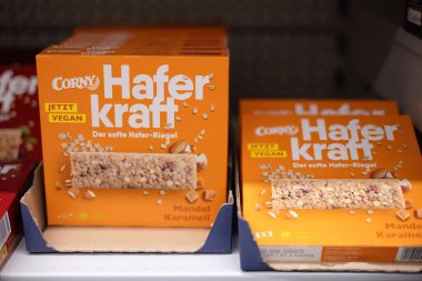 Farklı tatlar sunan Corny Haferkraft yulaf tabakları, herkes için sağlıklı ve lezzetli atıştırmalıklar sunuyor. - FRANKFURT, Almanya - 21 Mart 2025